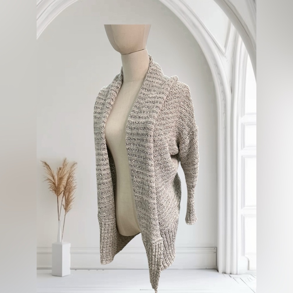 Free People Knit Sweater Cardigan.
Cream/Gray. Size : XS